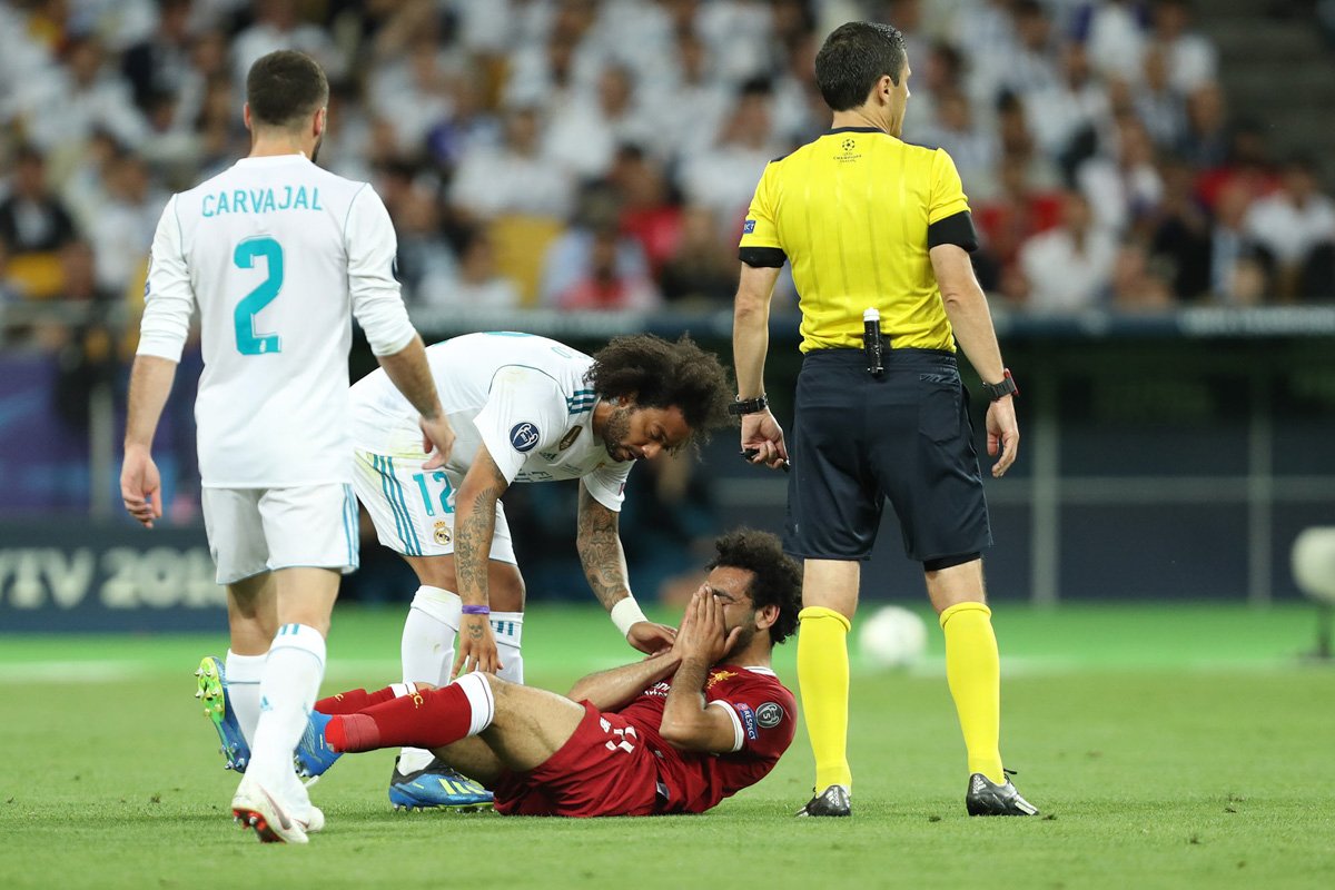 Мохамед Салах получил повреждение в единоборстве с защитником мадридцев Серхио Рамосом