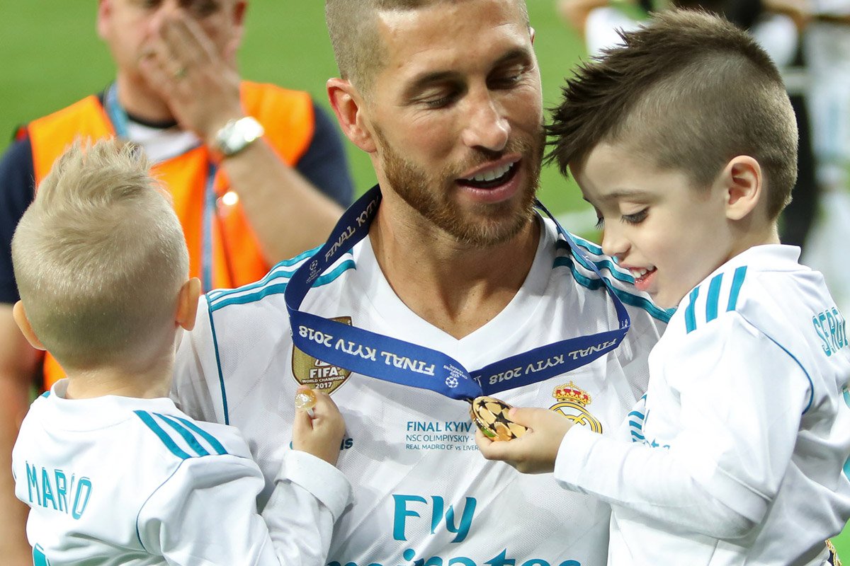 Защитник мадридского «Реала» Серхио Рамос травмировал полузащитника «Ливерпуля» Мохаммеда Салаха