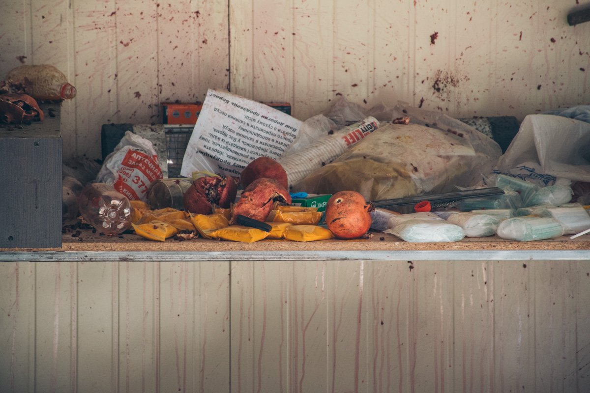 Возле ларька собрались около полсотни человек