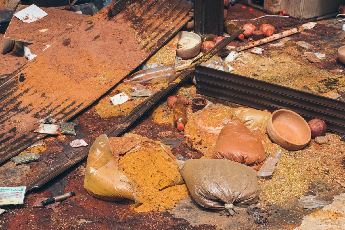 Националисты начали разбивать торговую точку и выкидывать