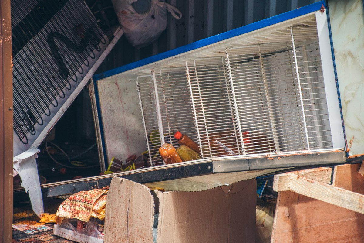 Молодые люди выбили ролеты, разбросали и уничтожили продукты и инвентарь