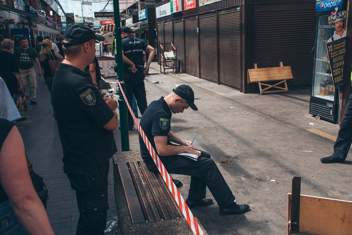 На место событий приехала полиция и разогнала активистов, территорию огородили