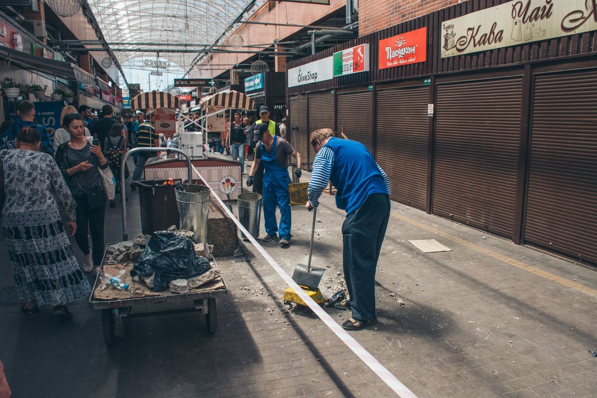 Уборщики начали убирать на рынке