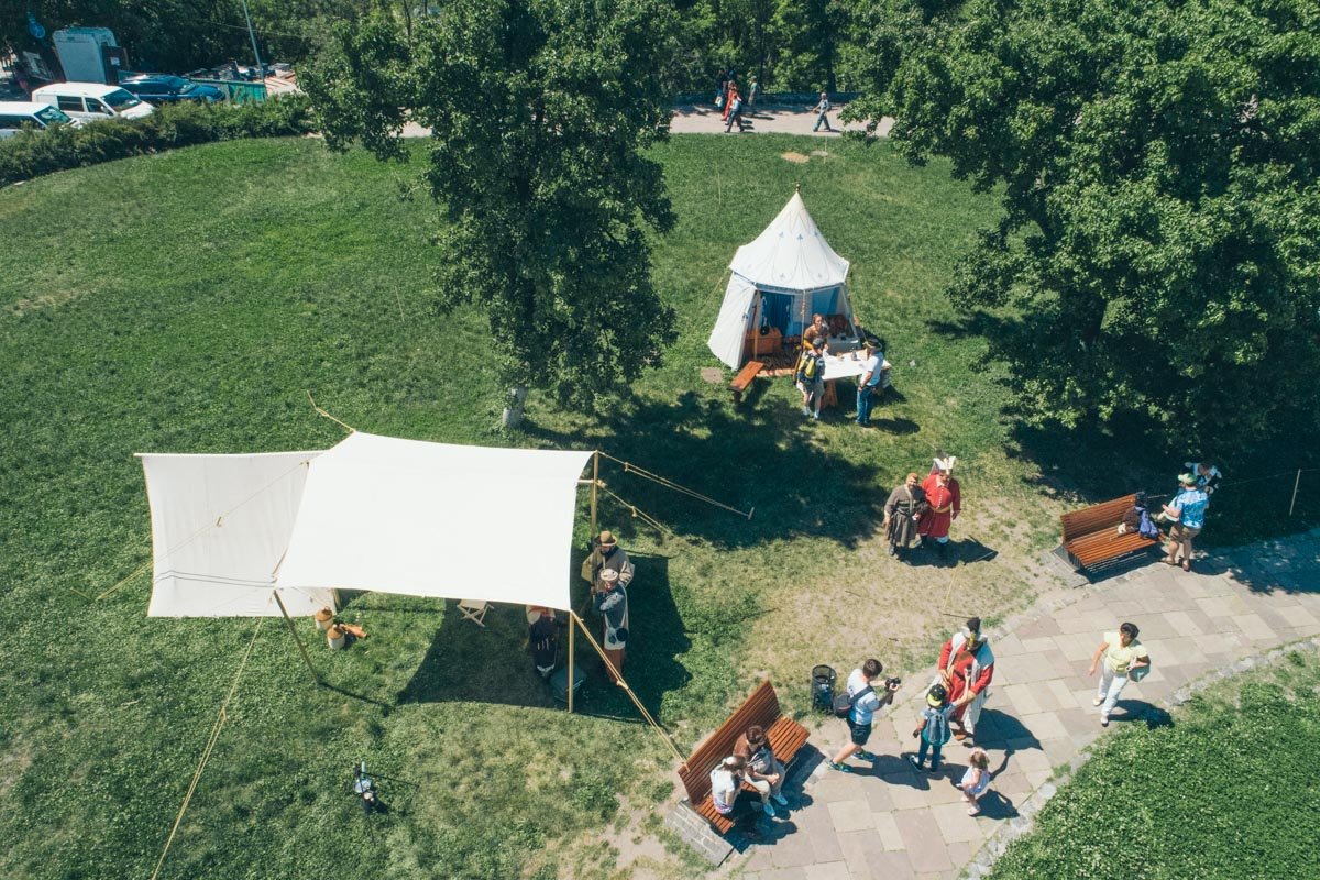 Реконструкторы поставили палатки и шатра