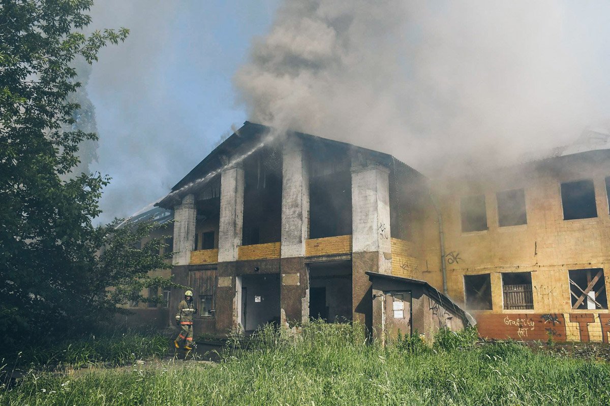 27 мая, на Отрадном (Соломенский район Киева) загорелся 2-этажный дом 27 мая, на Отрадном (Соломенский район Киева) загорелся 2-этажный дом