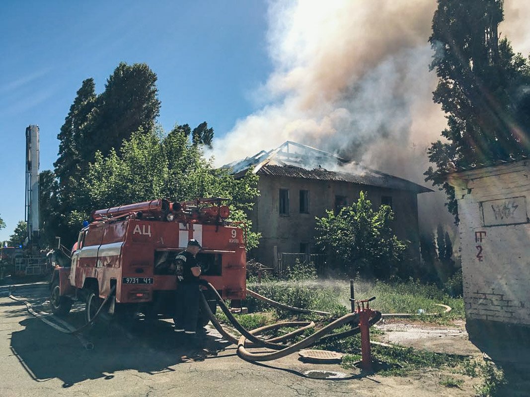 Далее огонь перекинулся на пустой дом, в котором не живут уже десятки лет Далее огонь перекинулся на пустой дом, в котором не живут уже десятки лет