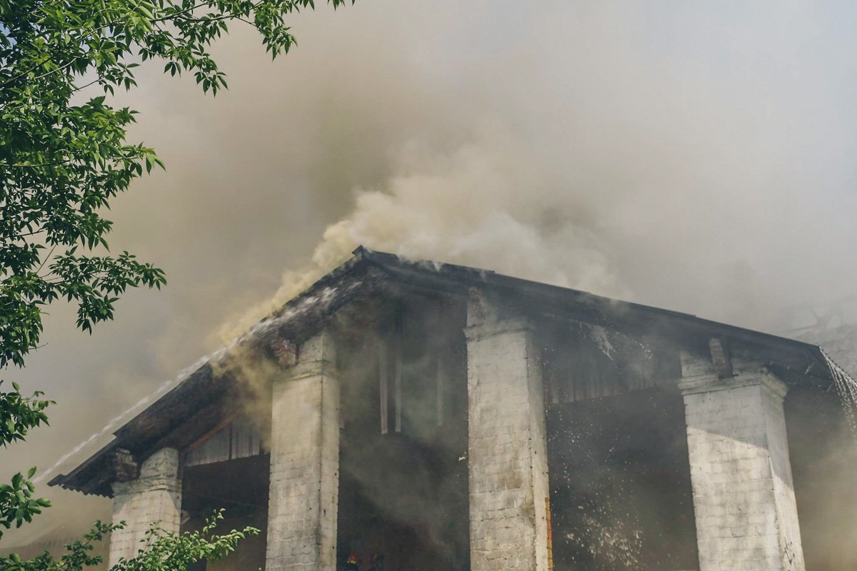 Огонь начали тушить около 13:30 Огонь начали тушить около 13:30