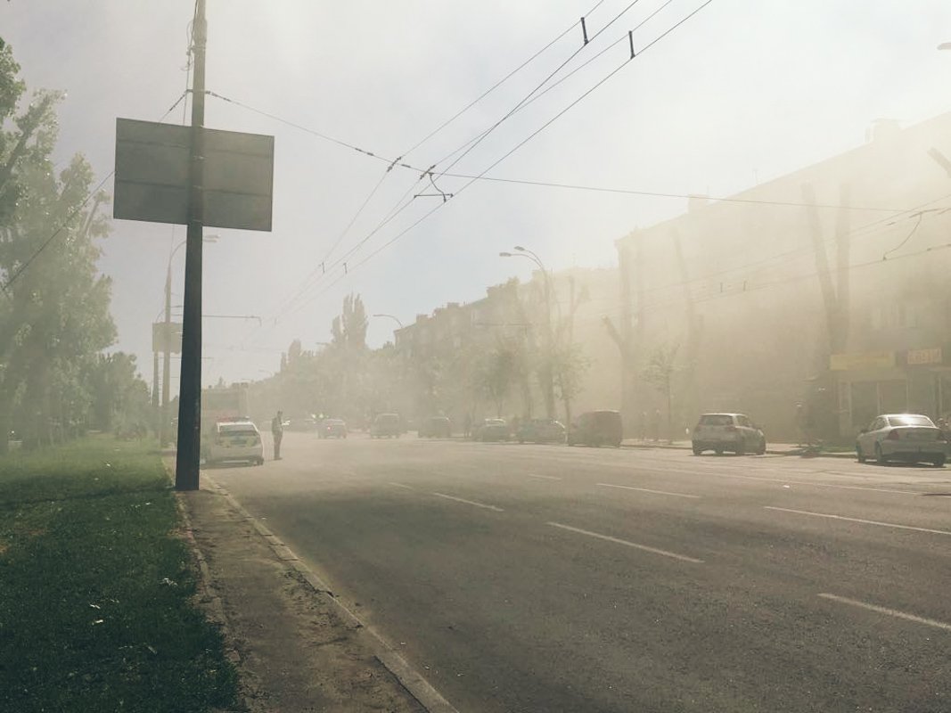 Из-за пожара весь проспект охвачен дымом Из-за пожара весь проспект охвачен дымом