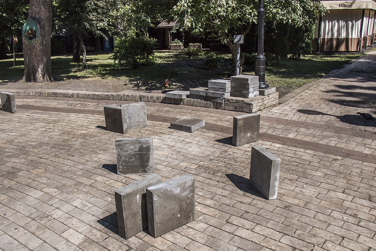 Остались лишь опоры для палаток, которые давно свернули