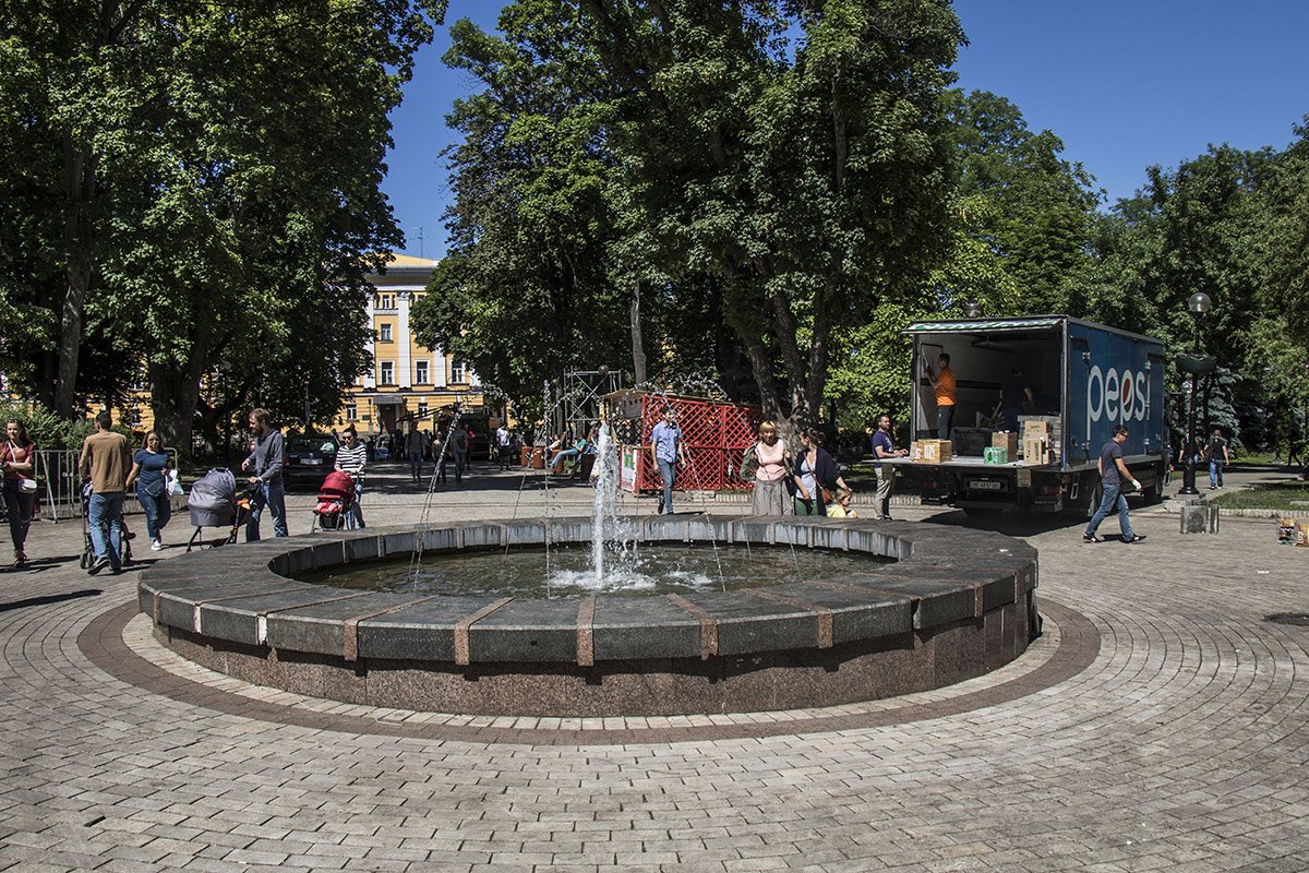 Парк постепенно возвращается к прежней жизни