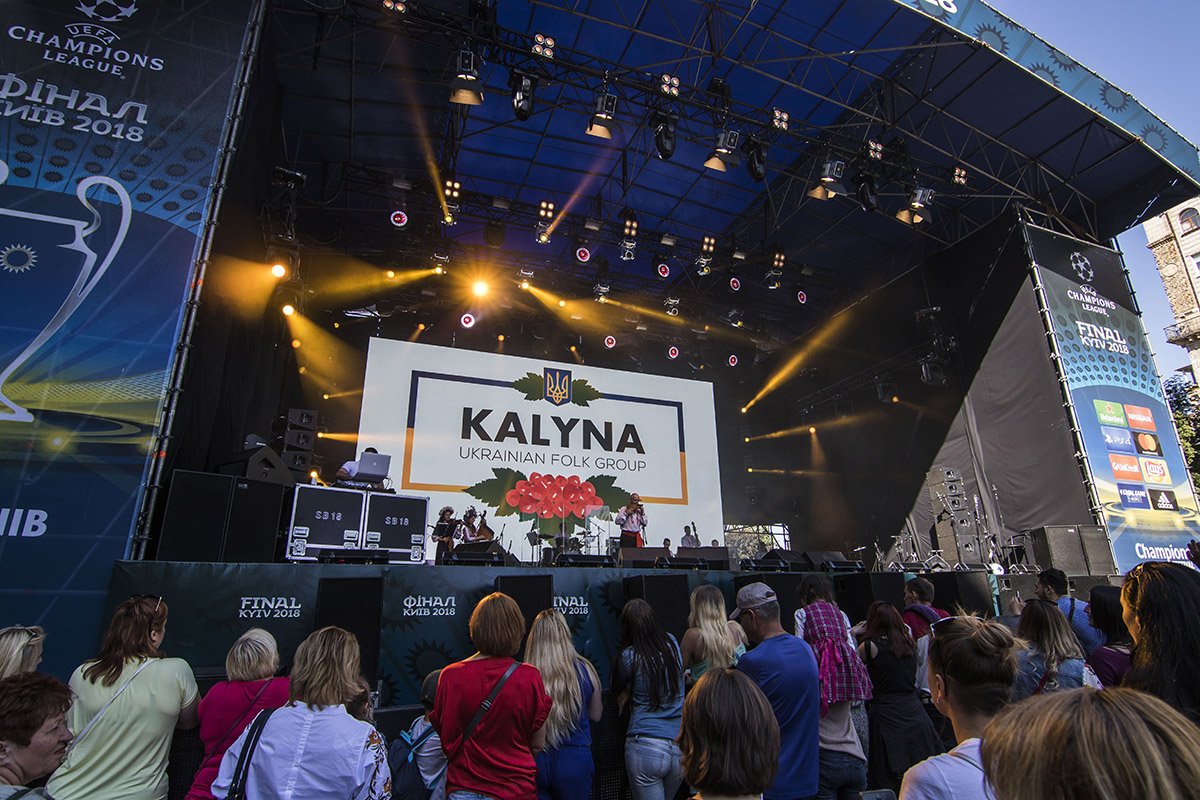 В честь праздника в центре столицы выступили фольклорно-этнографический ансамбль «Калина»