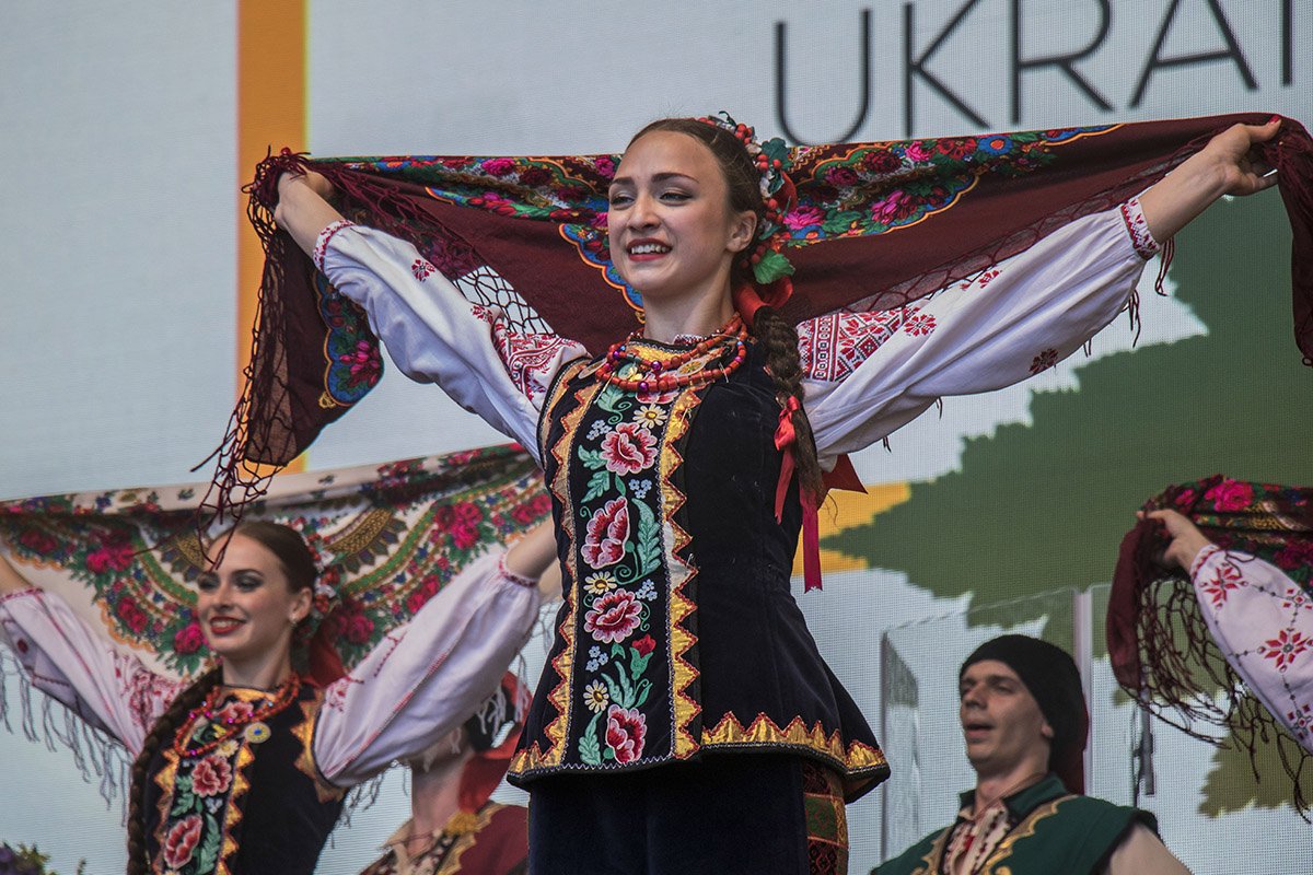 На сцену артисты вышли в красивых украинских костюмах