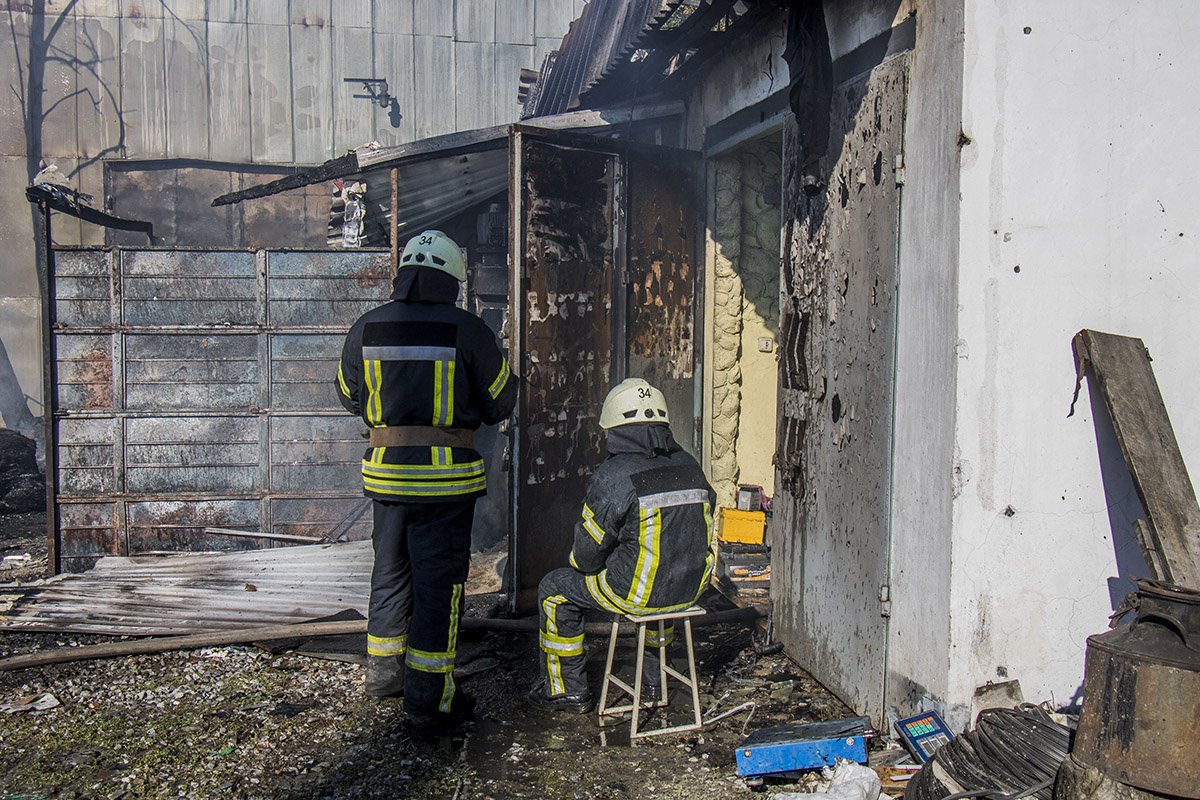 Рядом находятся газовые баллоны Рядом находятся газовые баллоны