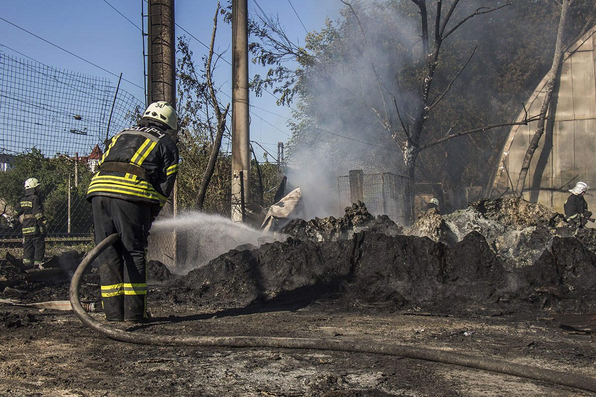 Возгорание - масштабное, клубы черного дыма видны за несколько километров Возгорание - масштабное, клубы черного дыма видны за несколько километров