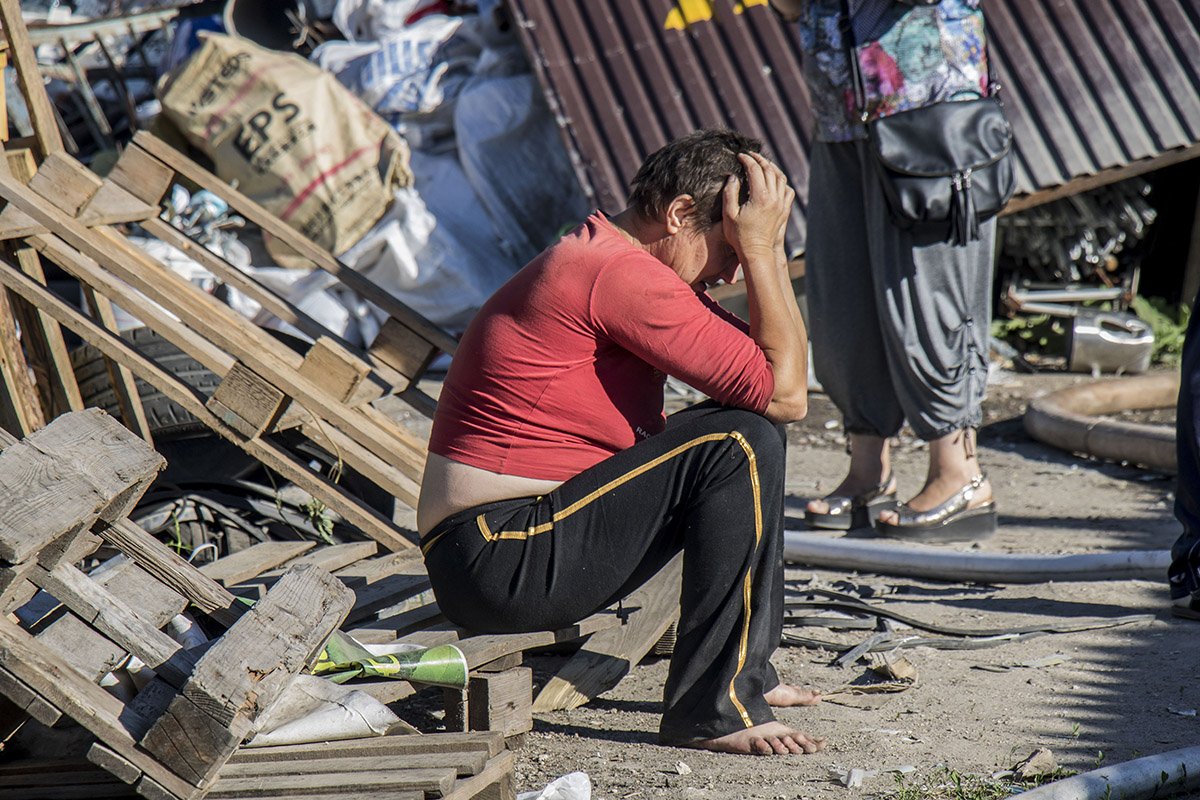 Из здания вынесли мужчину и женщину, но, к счастью, они живы Из здания вынесли мужчину и женщину, но, к счастью, они живы