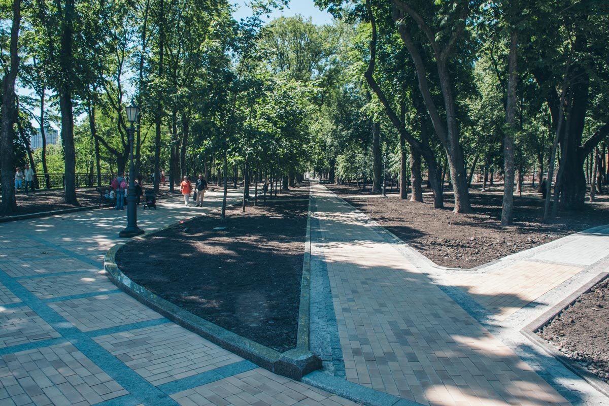 В парке обновили садовые дорожки и скамейки