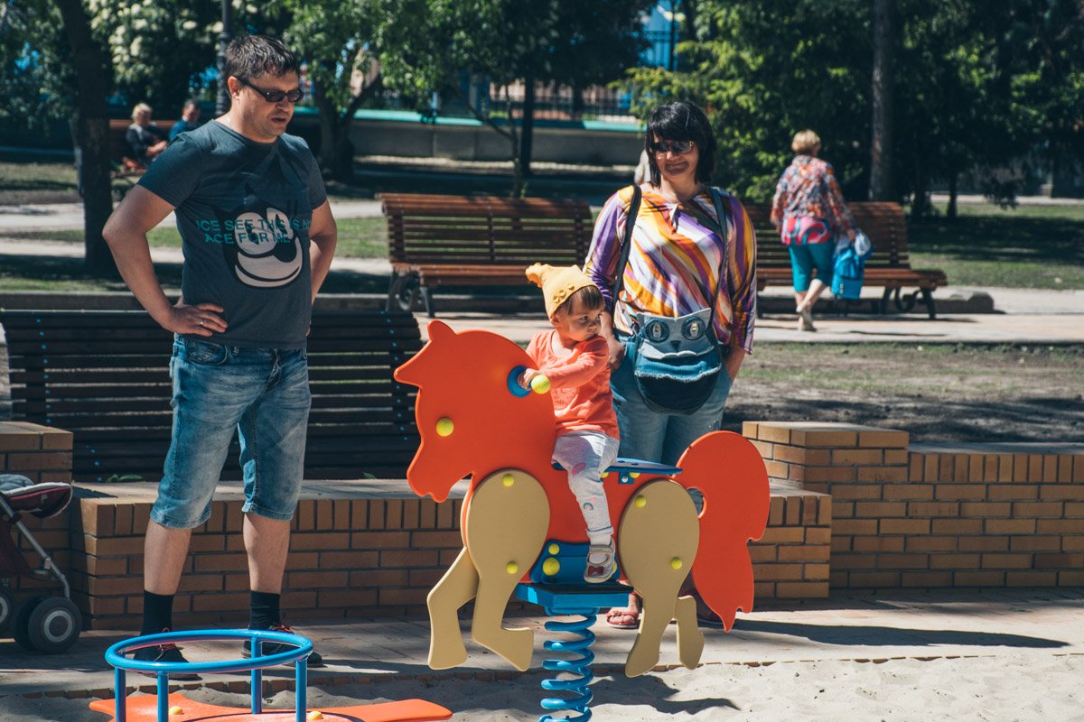 Многие семьи приводят в парк своих детей