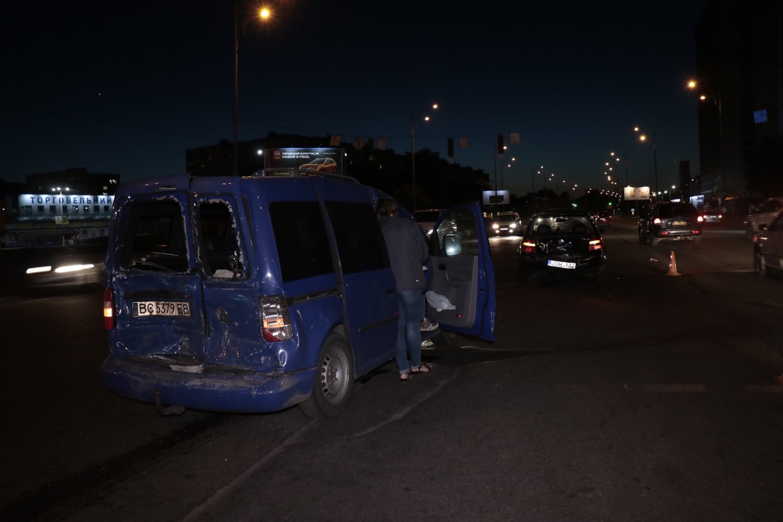 Toyota на высокой скорости врезалась в Volkswagen Caddy, а тот по инерции в Volkswagen Golf