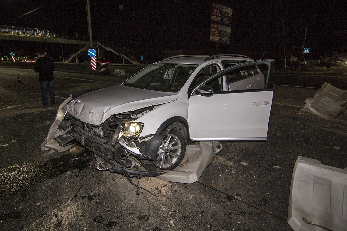 Водитель на Passat не заметил ограничительного забора Водитель на Passat не заметил ограничительного забора