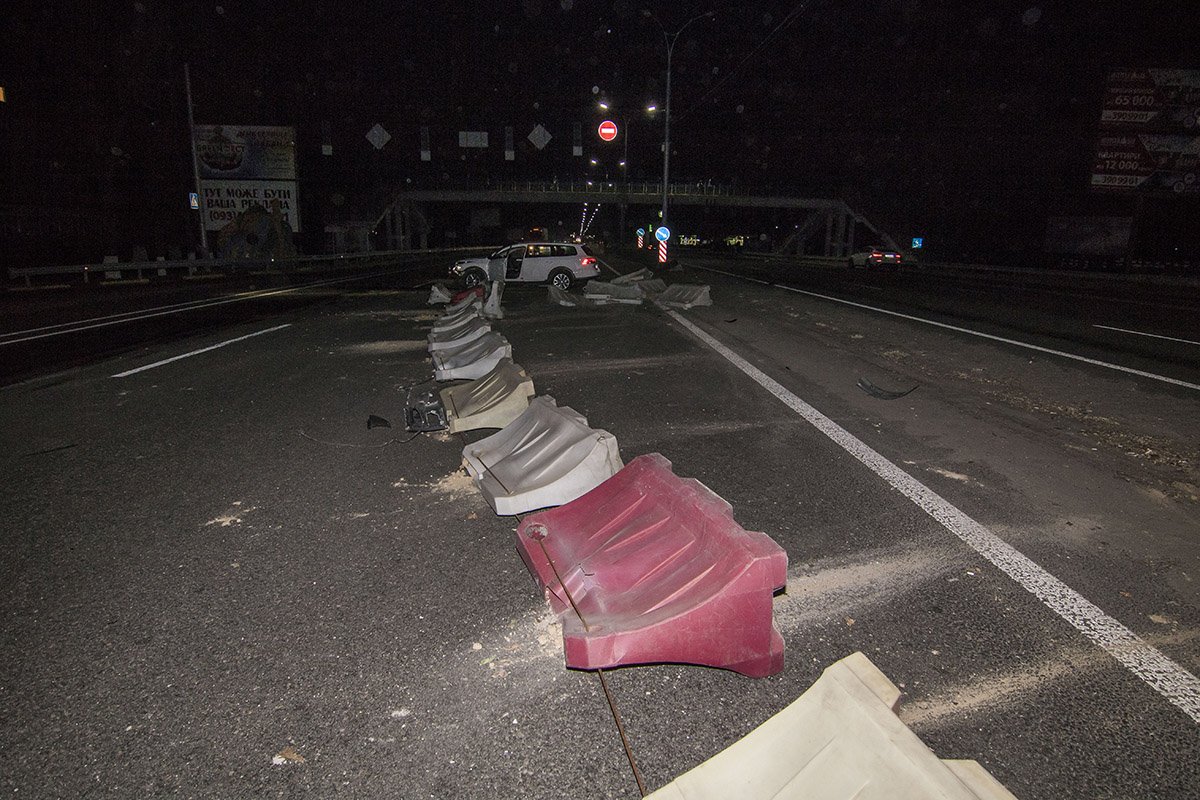 От удара забор вылетел на трассу и занял две полосы движения От удара забор вылетел на трассу и занял две полосы движения