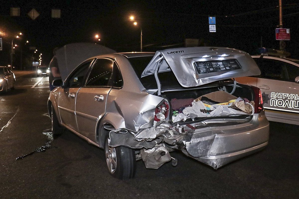 От удара Chevrolet по инерции выкатился на перекресток