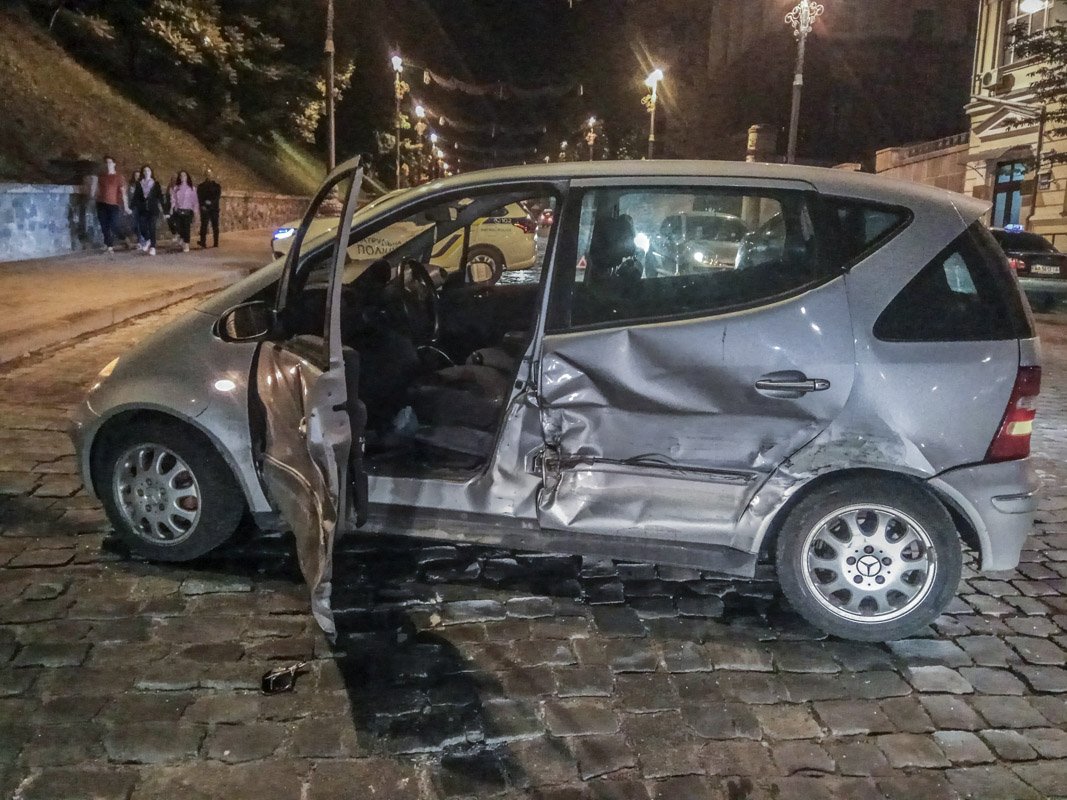 Mercedes стал участником аварии 