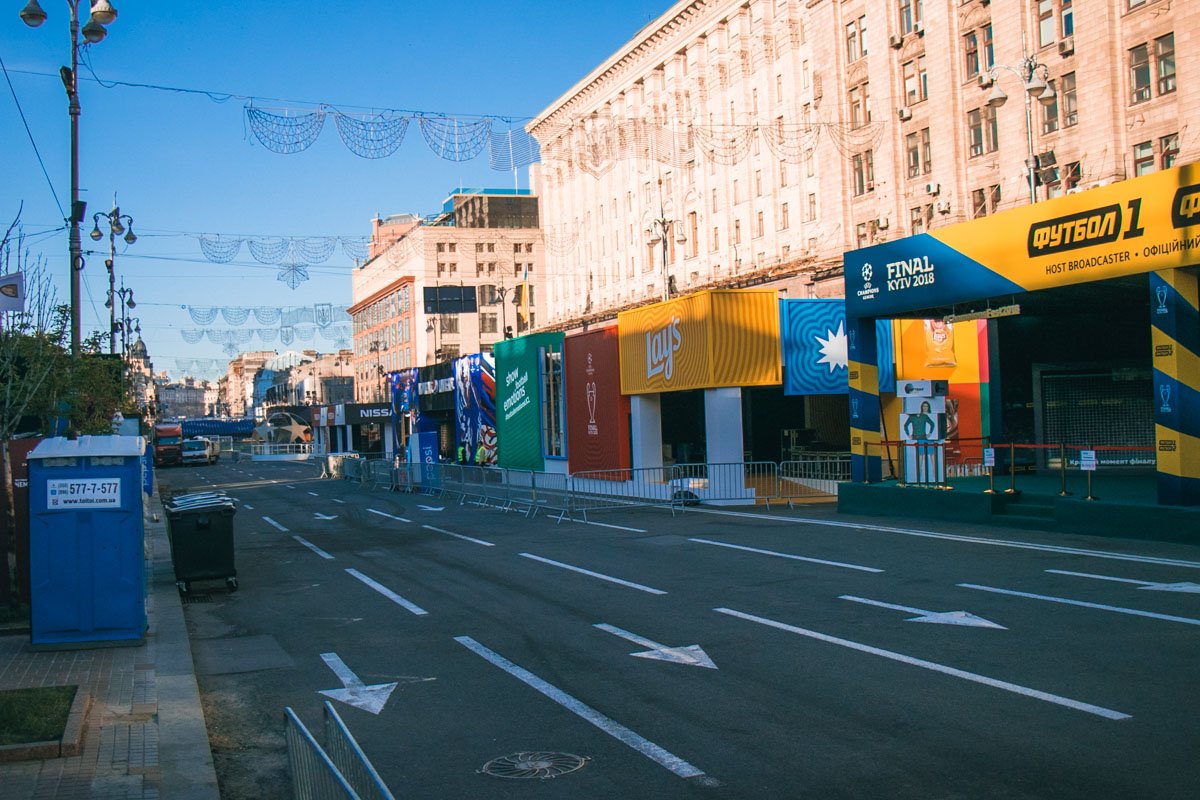 Фан-зону на Крещатике разбирали всю ночь и продолжили утром