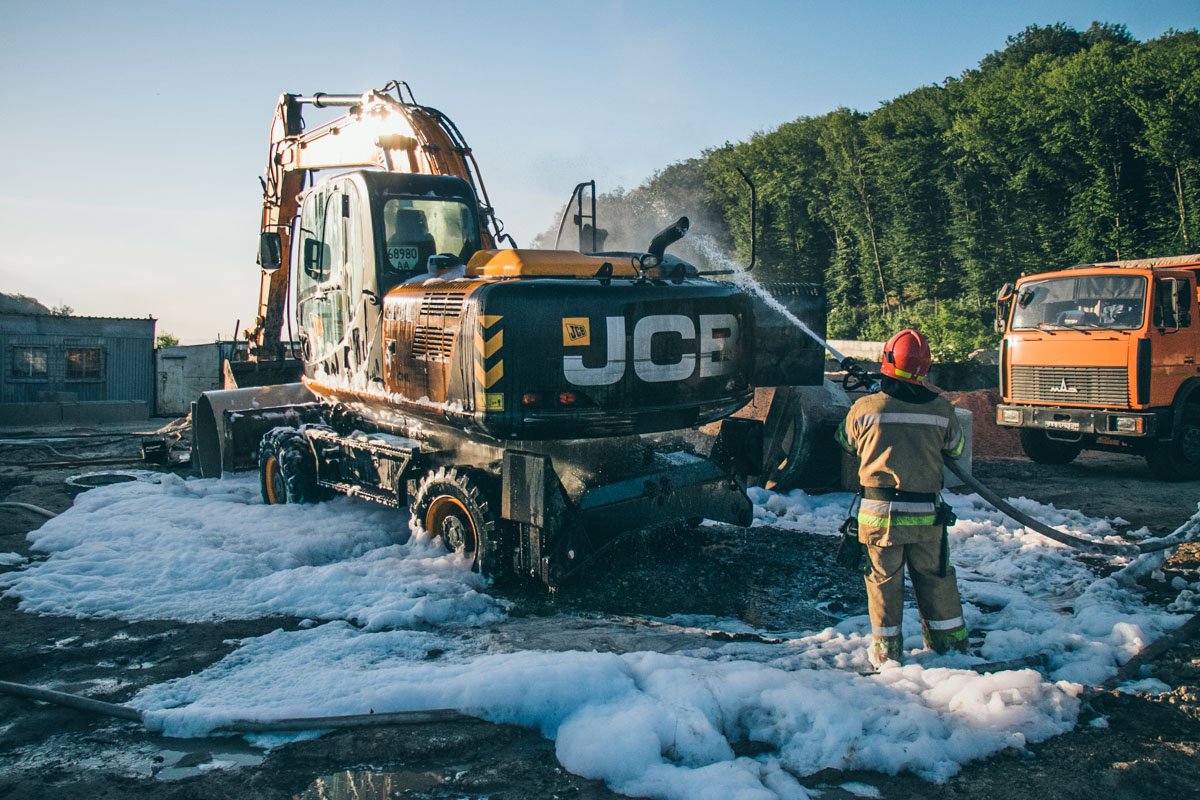 На Старонаводницкой загорелся экскаватор