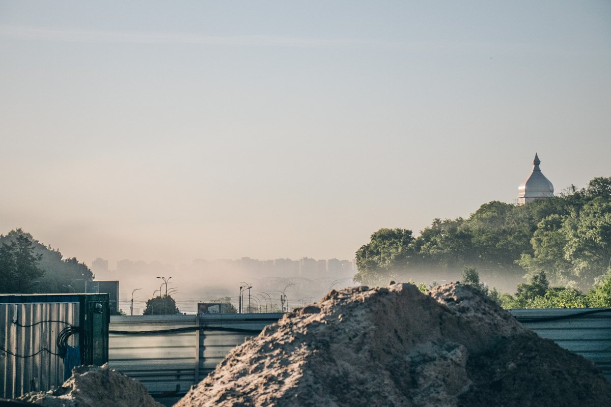 Дым окутал всю низину района