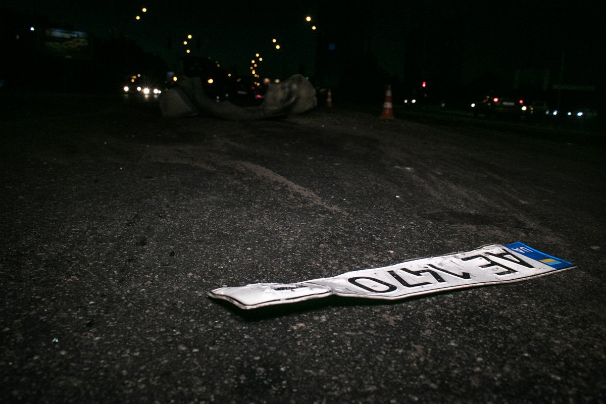 Номерной знак, который остался на месте ДТП Номерной знак, который остался на месте ДТП