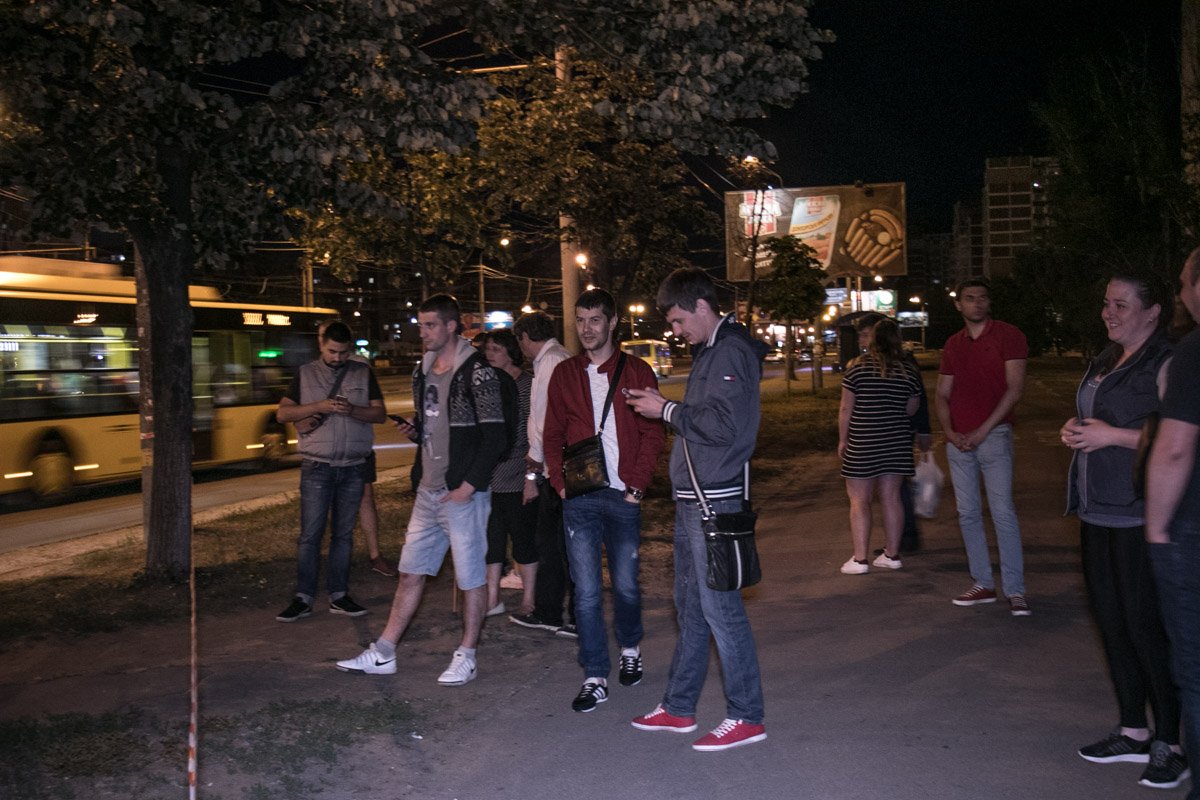 На месте происшествия собралось много прохожих На месте происшествия собралось много прохожих