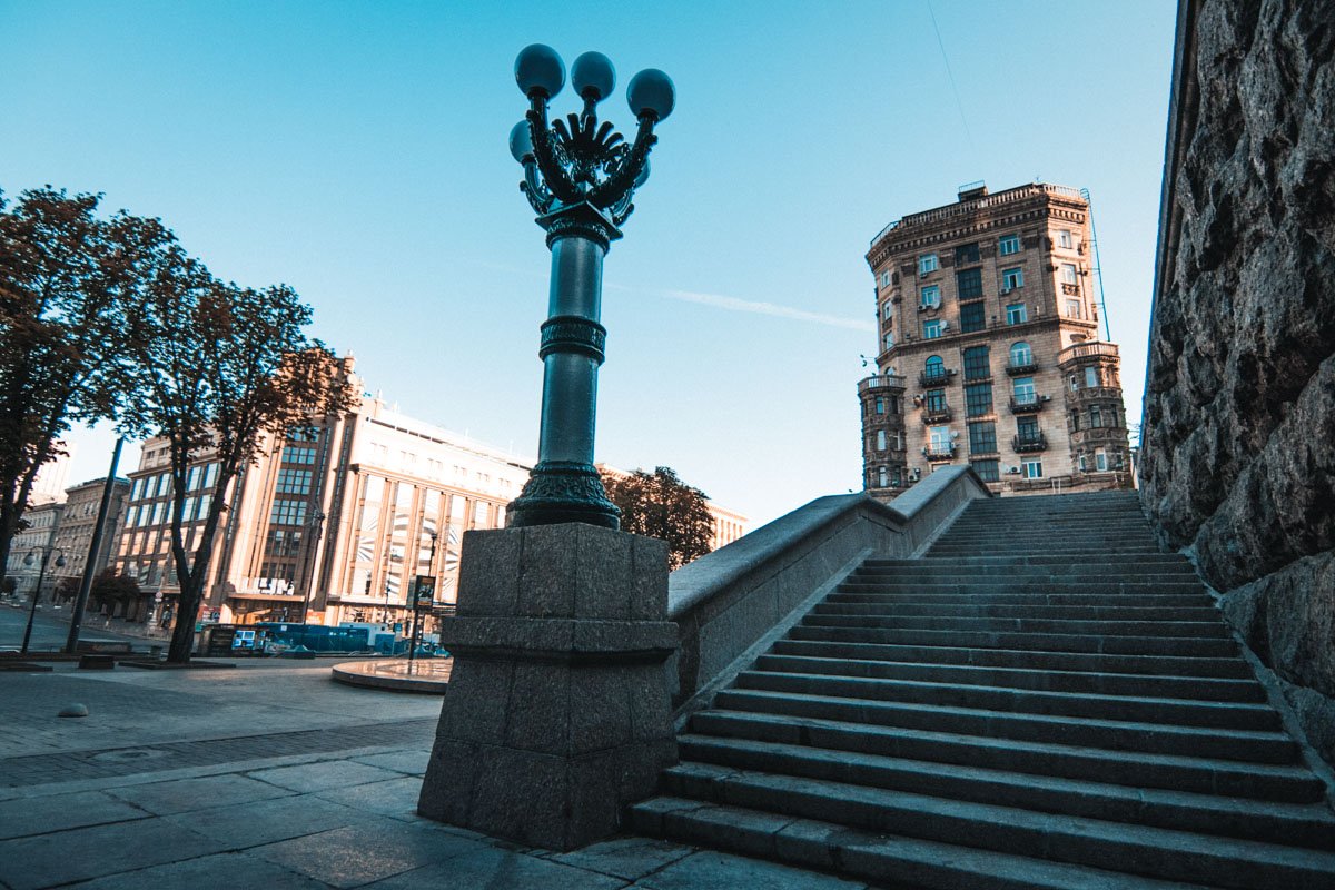 Реставрационные работы проводились длительное время и ступеньки закрывал забор Реставрационные работы проводились длительное время и ступеньки закрывал забор