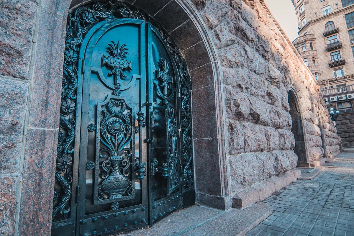 Сейчас небольшая площадь с фонтанами перед домом со звездой выглядит прекрасно Сейчас небольшая площадь с фонтанами перед домом со звездой выглядит прекрасно