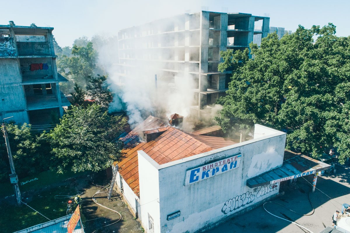 Здание загорелось около 08:30 Здание загорелось около 08:30