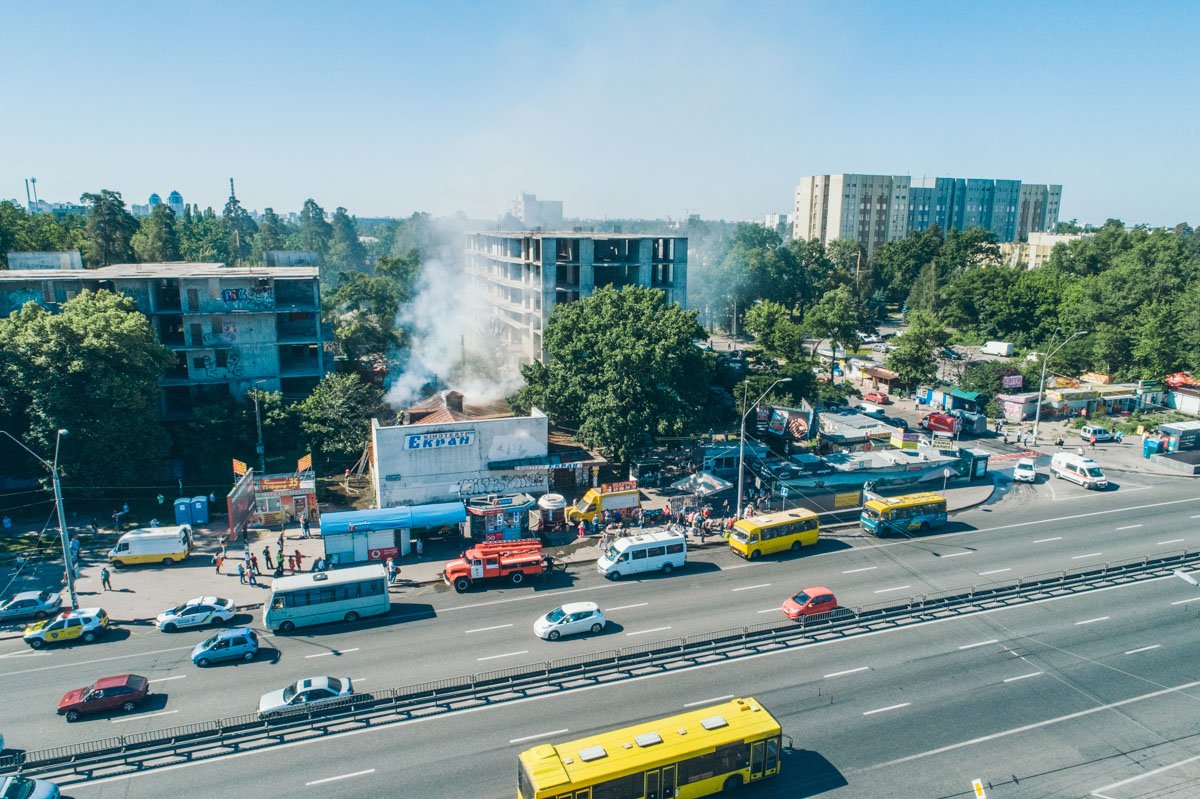 Но есть и другое мнение, что замкнуло проводку Но есть и другое мнение, что замкнуло проводку