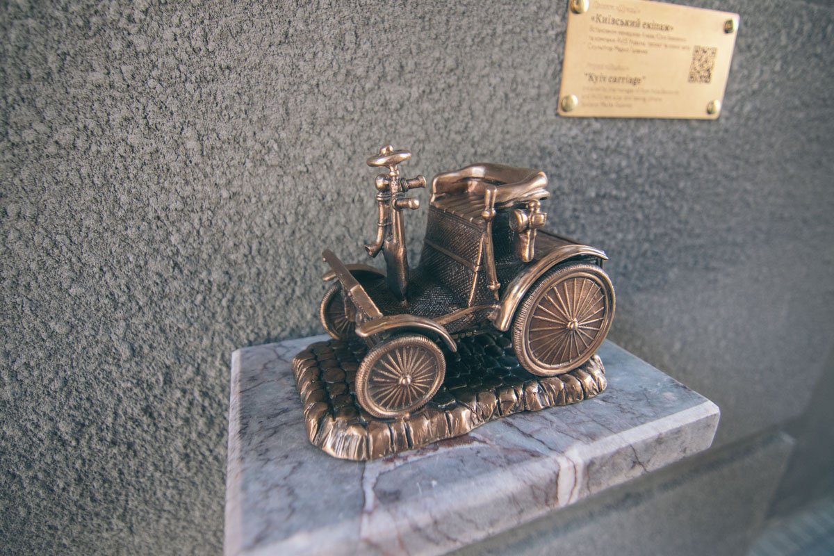 У "бронзового малыша" мраморная подставка, которая приехала из Италии