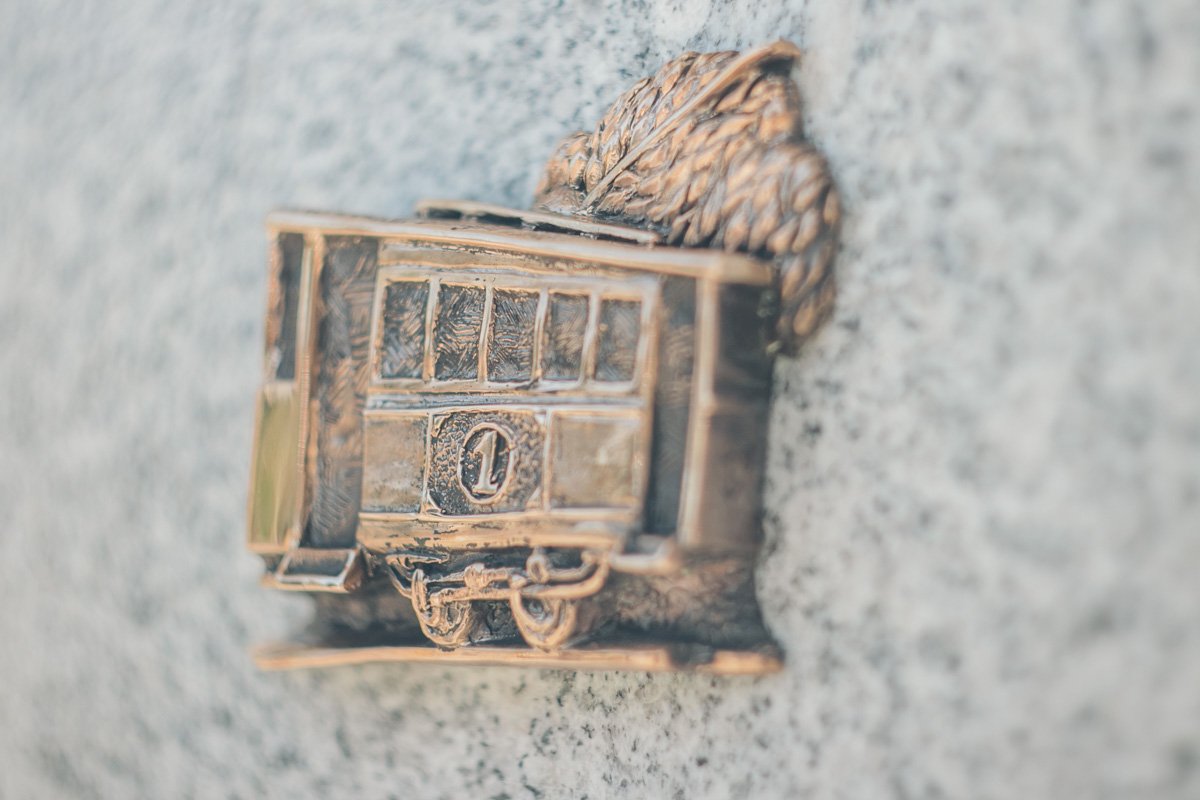 Мини-скульптура посвящена 125-летию первого в Киеве электрического трамвая