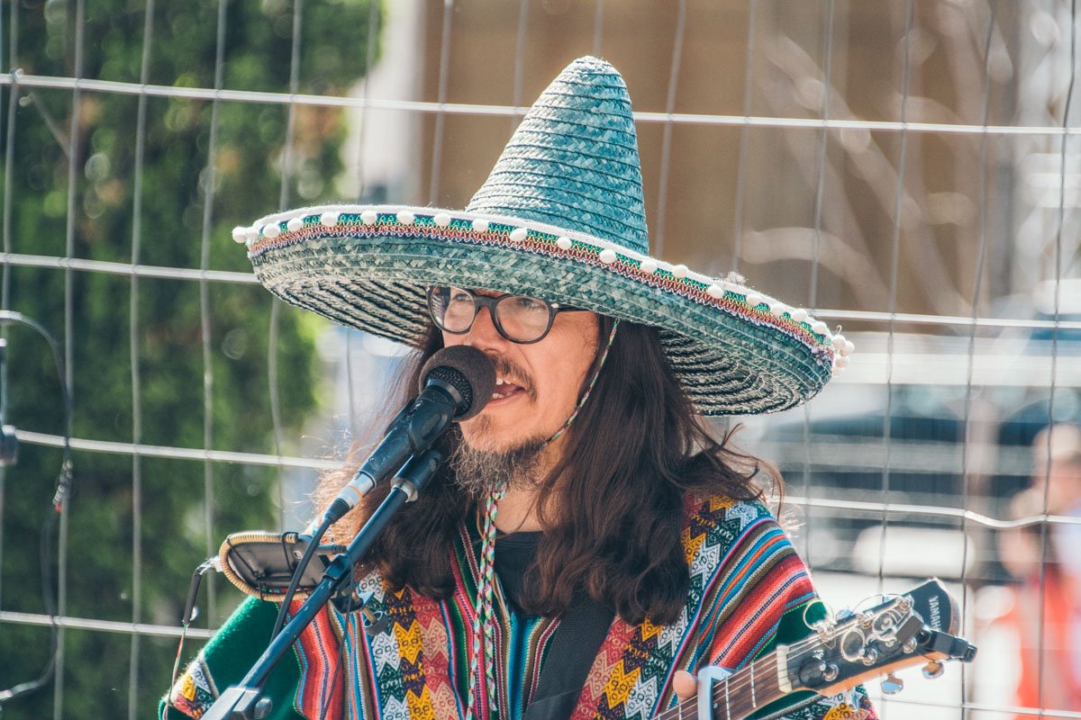 Когда все, что тебе нужно - это сомбреро, гитара и микрофон Когда все, что тебе нужно - это сомбреро, гитара и микрофон