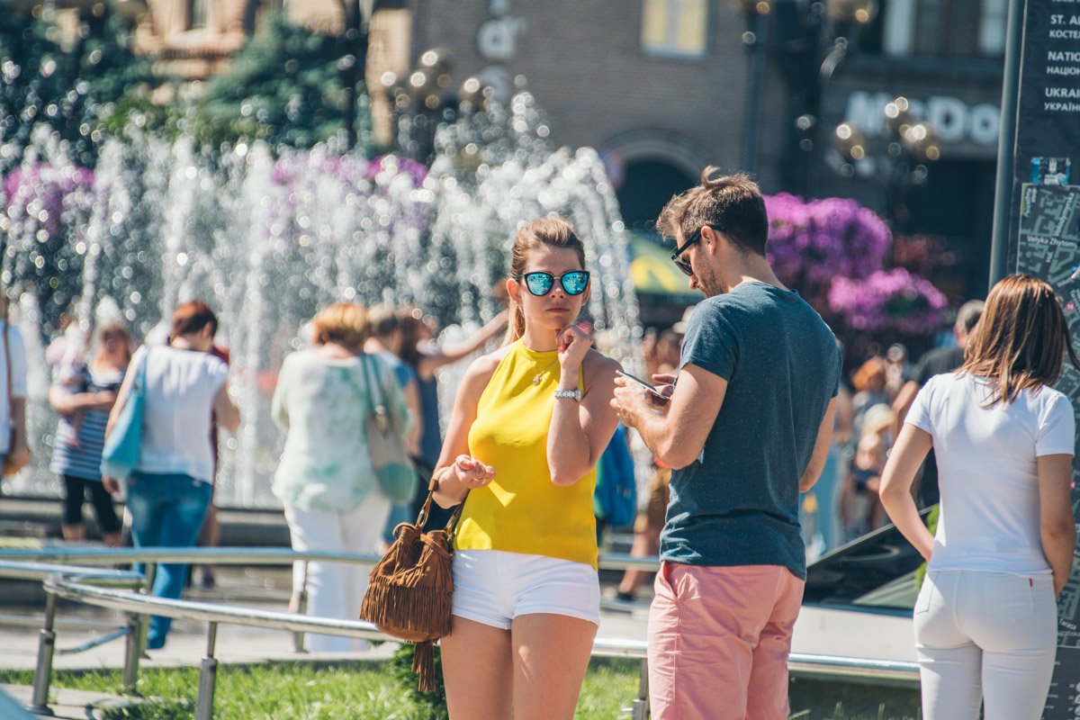 Майка поярче, шорты покороче и цветные очки - и у тебя уже берет номер мачо из Испании Майка поярче, шорты покороче и цветные очки - и у тебя уже берет номер мачо из Испании