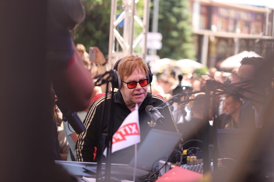 Также на "Кураже" был и Элтон Джон, который приехал в поддержку людей, живущих с ВИЧ. Фото организаторов Также на "Кураже" был и Элтон Джон, который приехал в поддержку людей, живущих с ВИЧ. Фото организаторов