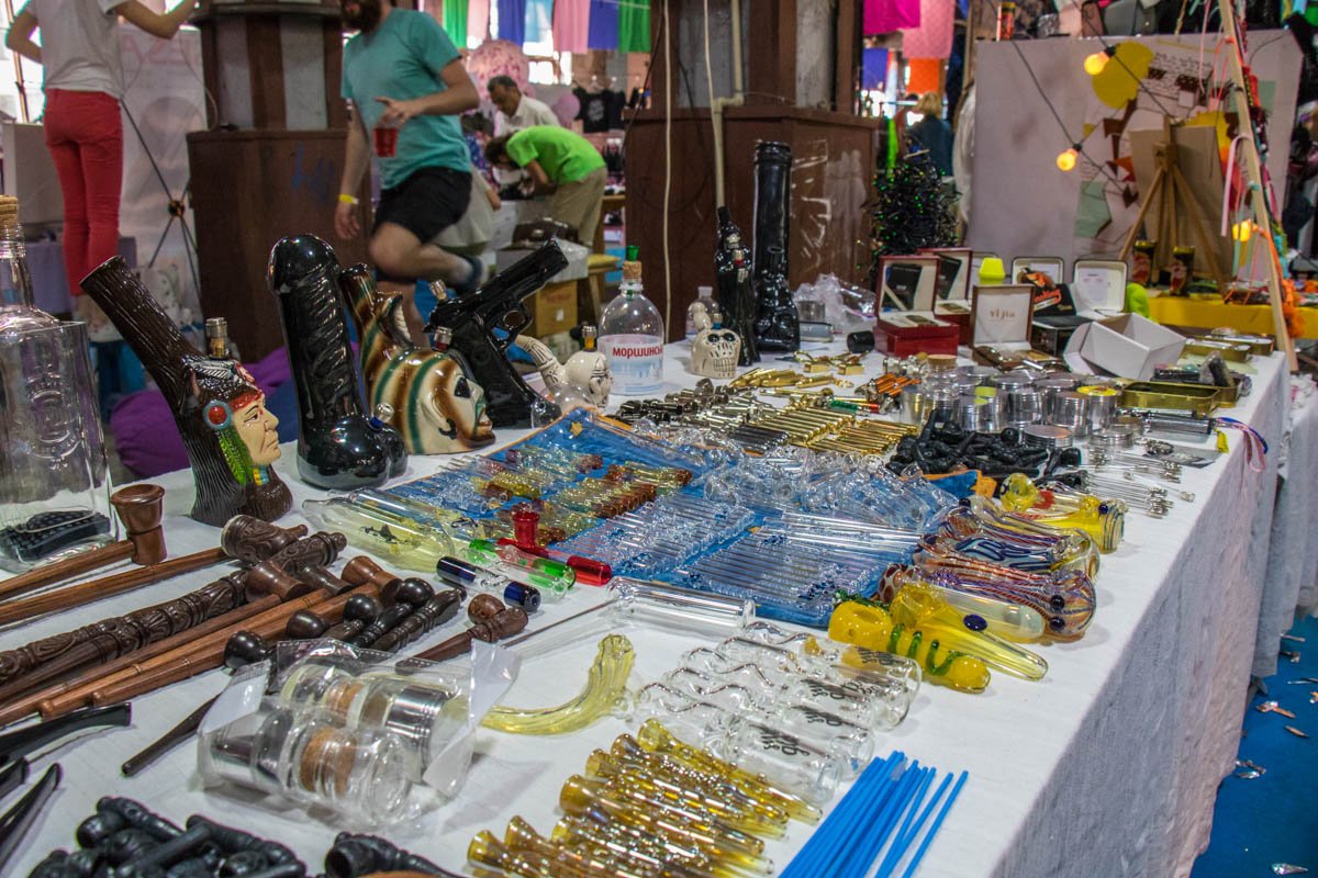 Даже черные фаллосы-бонги есть Даже черные фаллосы-бонги есть