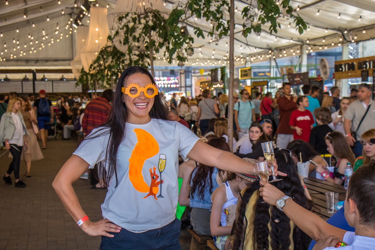 Какая яркая девушка. Интересно, какой это бокал по счету? Какая яркая девушка. Интересно, какой это бокал по счету?