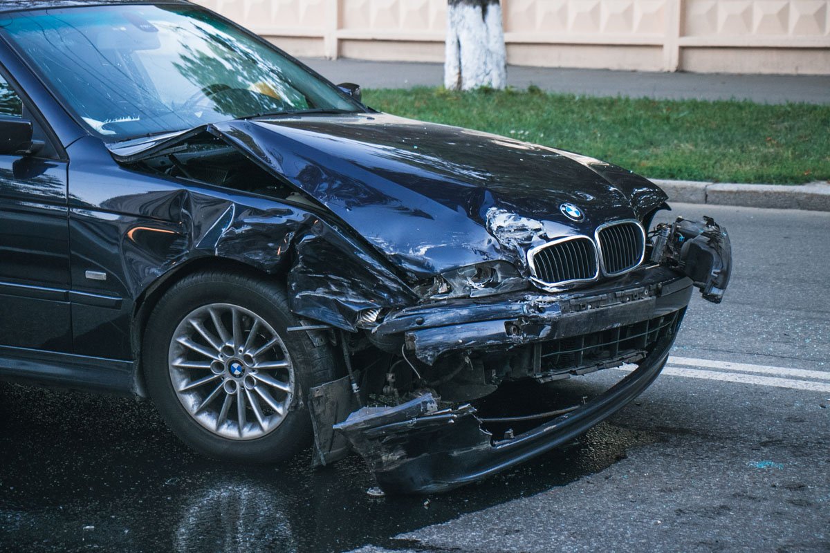 BMW ехал в крайней левой полосе BMW ехал в крайней левой полосе