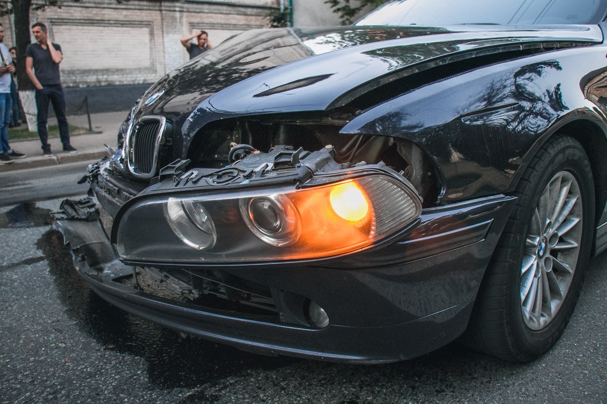 Оба автомобиля получили серьезные повреждения Оба автомобиля получили серьезные повреждения