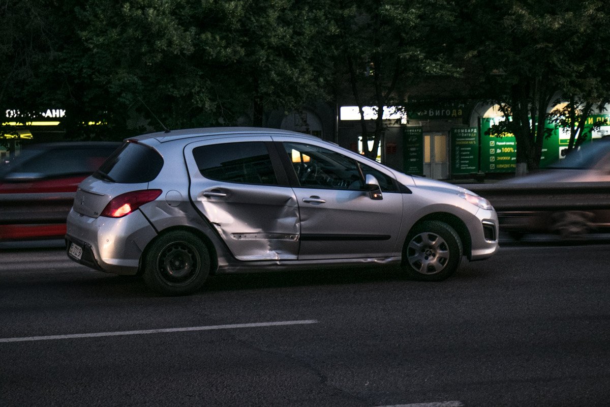 Peugeot получил удар в правый бок Peugeot получил удар в правый бок