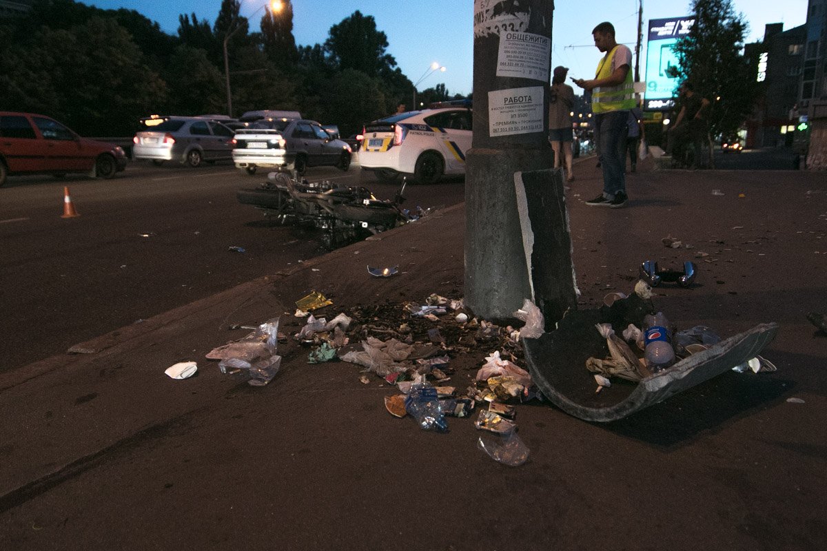 Байкер вылетел на тротуар и врезался в мусорник Байкер вылетел на тротуар и врезался в мусорник