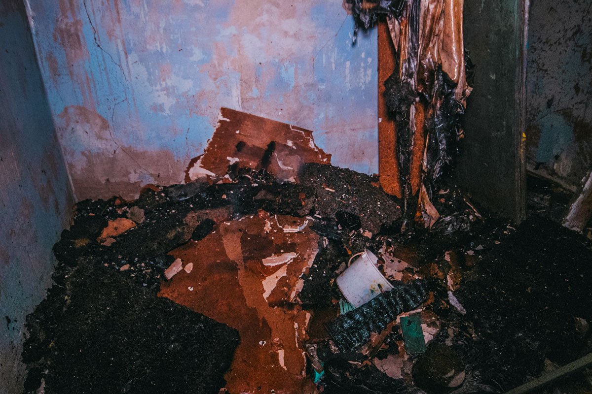 Остатки нового пожара внутри кинотеатра