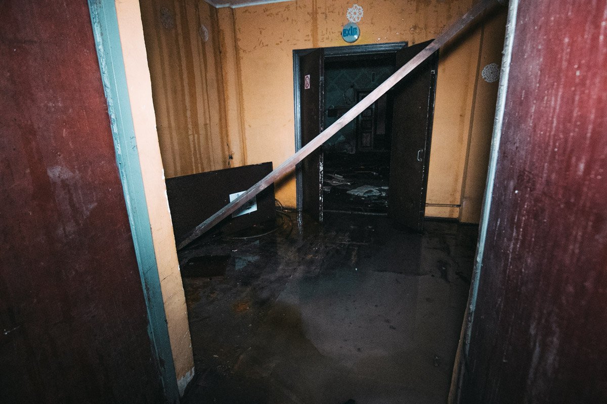 В помещении вновь с потолка льется вода