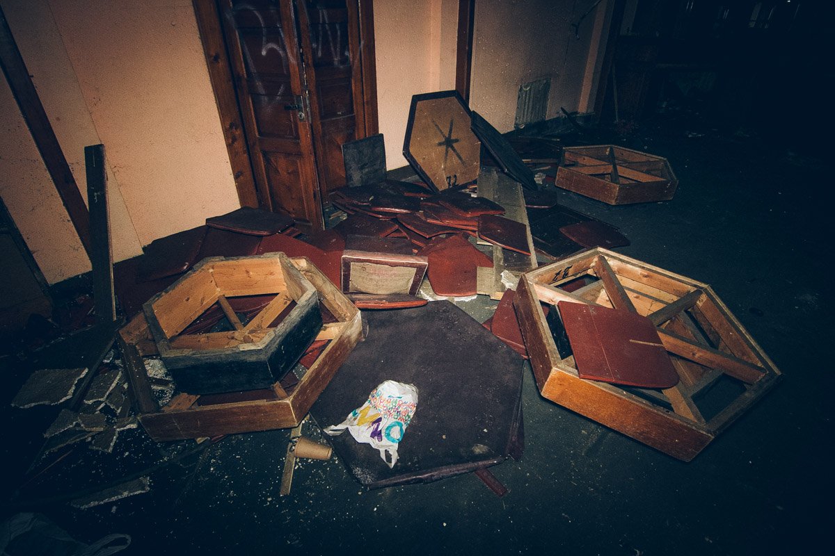 Внутри здания, будто после погрома