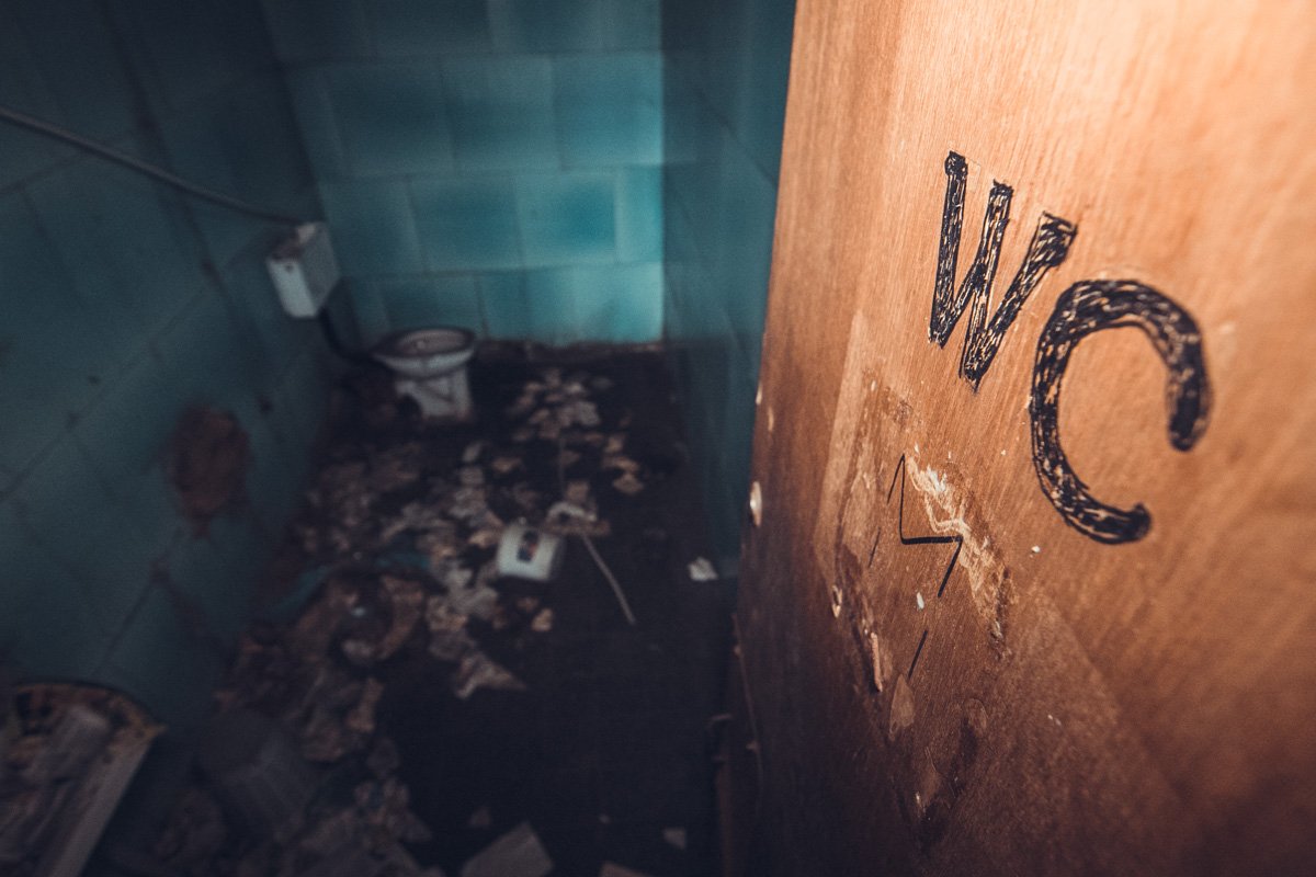 Последние годы исторический кинотеатр превратился в сплошную уборную